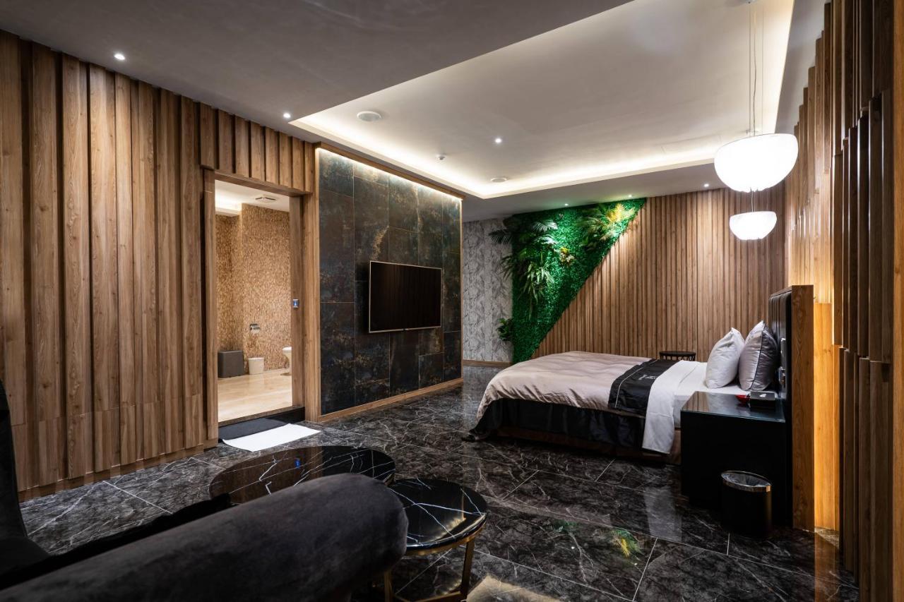 Aquarius Motel Taichung Extérieur photo
