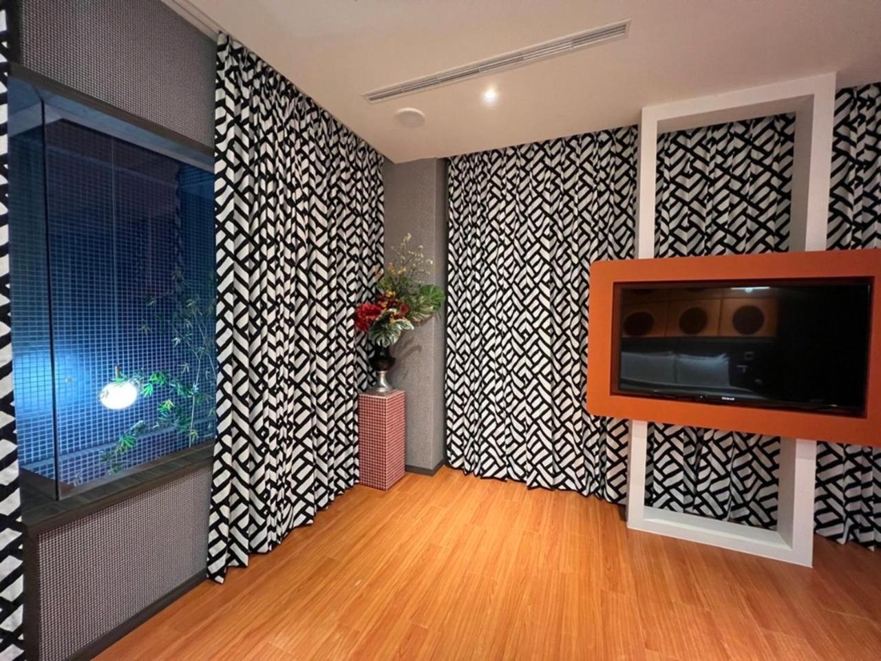 Aquarius Motel Taichung Extérieur photo