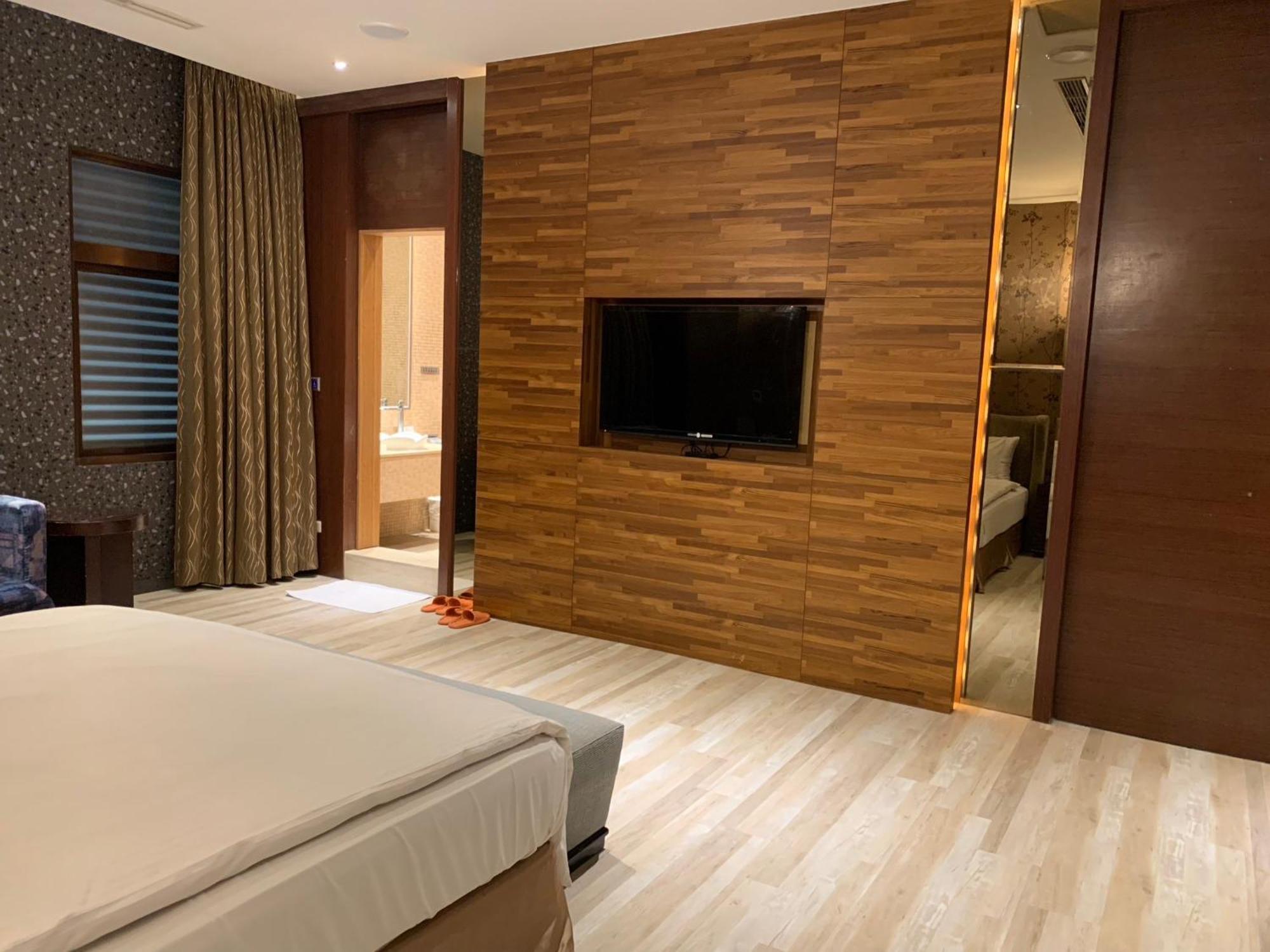 Aquarius Motel Taichung Extérieur photo